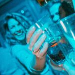 Fiesta con bebidas y risas