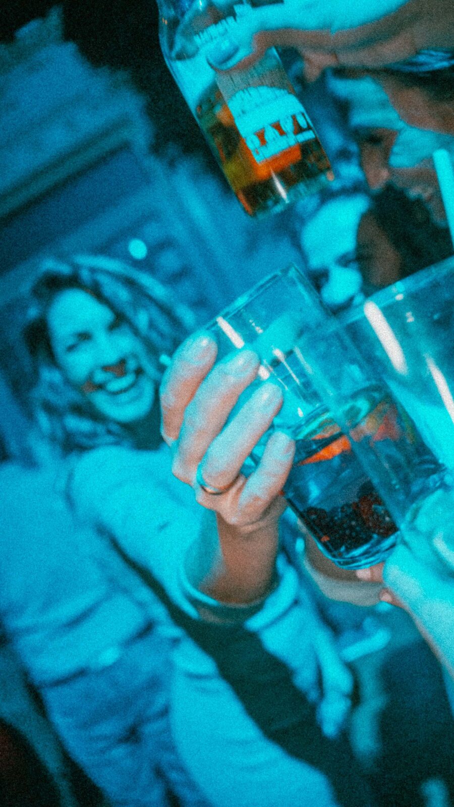 Fiesta con bebidas y risas