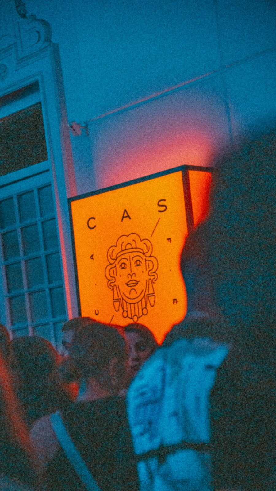 Fondo oscuro con luz brillante