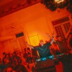 Fiesta animada con DJ y baile.