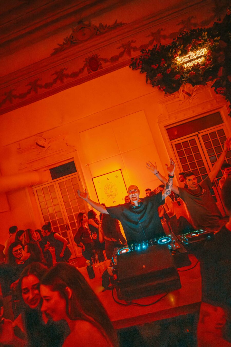 Fiesta animada con DJ y baile.