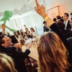 Fiesta con gente celebrando y diversión