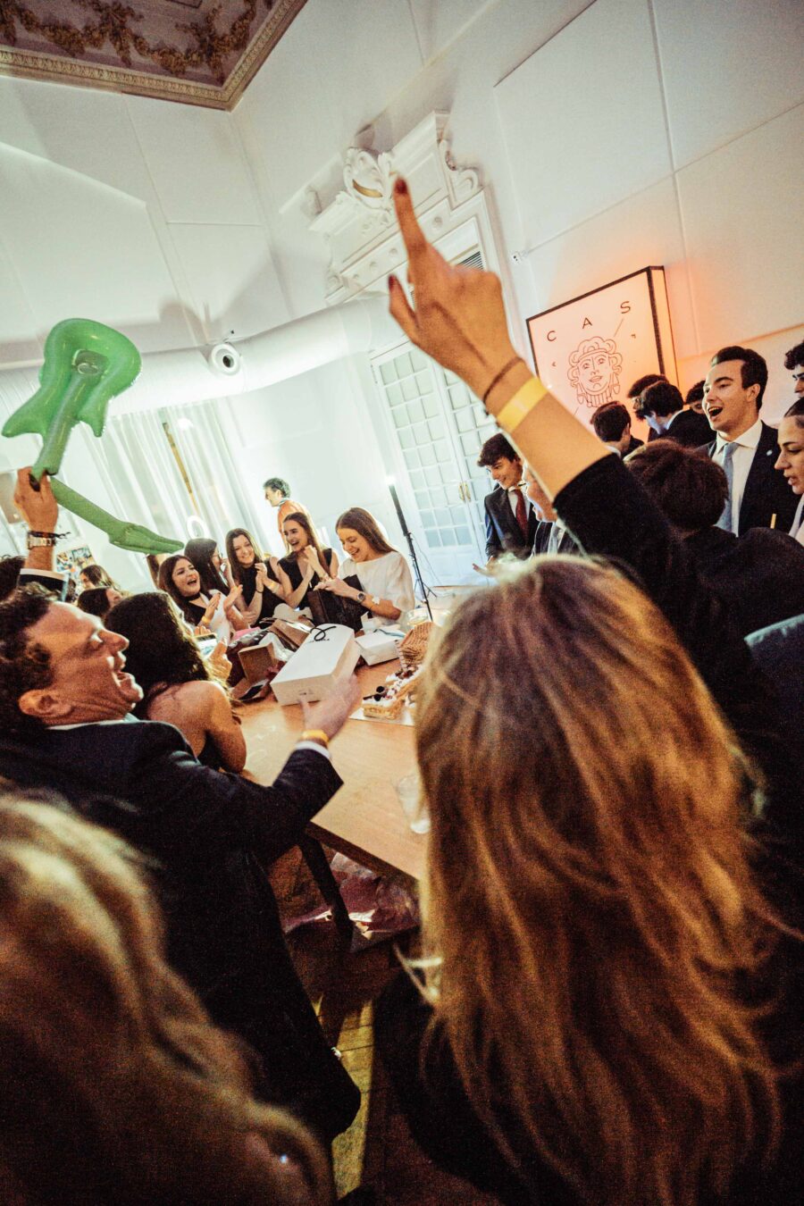 Fiesta con gente celebrando y diversión