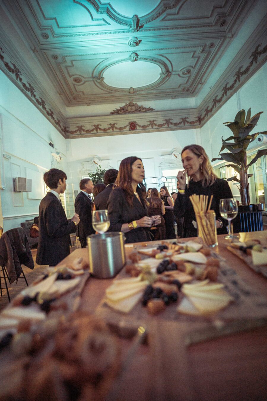 Reunión social con comida y bebida